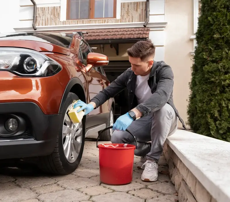 Lavage auto à domicile Bais : professionnel intervenant sur un véhicule